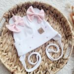 Czapka wiązana dla dziewczynki biały maczek pastel perełki
