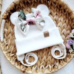 Czapka wiązana dla dziewczynki z kokardką In Garden biel