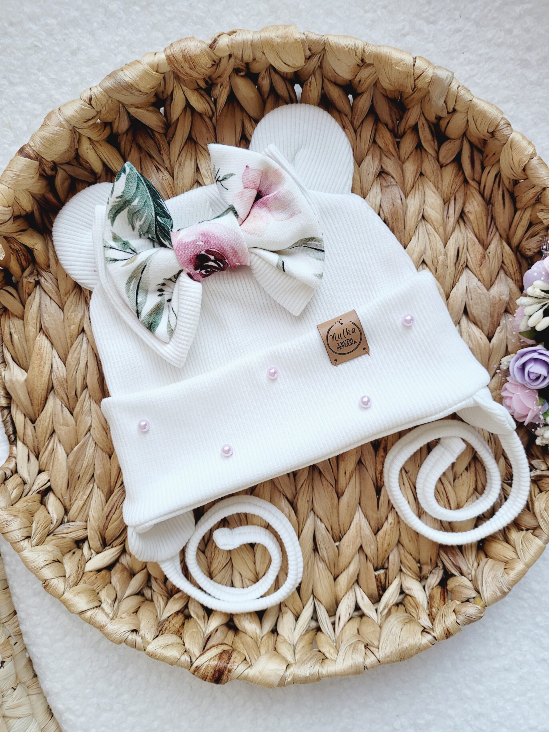 Czapka wiązana dla dziewczynki z kokardką In Garden perełki ecru