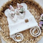 Czapka wiązana dla dziewczynki z perełkami Dalie ecru