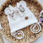 Czapka wiązana z kokardką Rosie i perełkami ecru