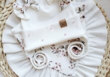 Komplet wiązany dla dziewczynki z perełkami Rosie