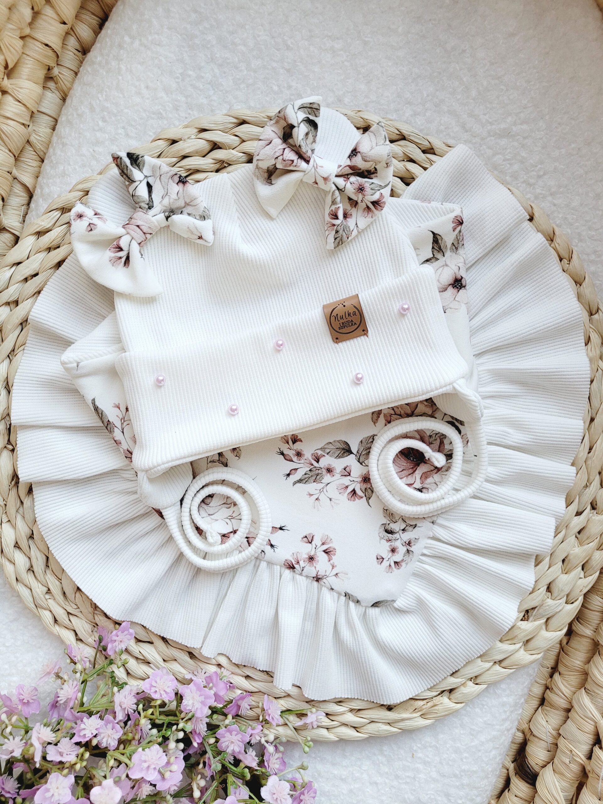 Komplet wiązany dla dziewczynki z perełkami Rosie