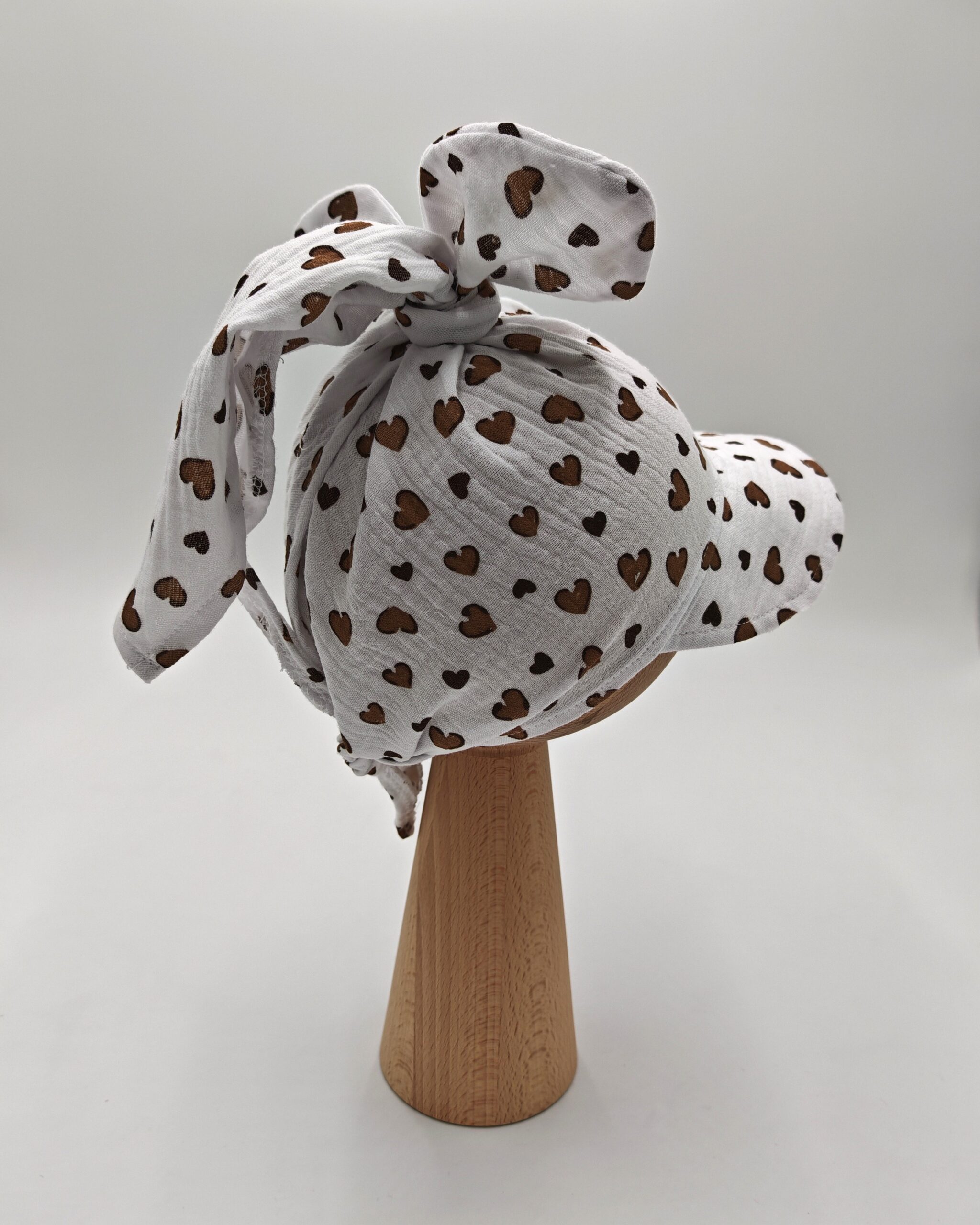 Chustka muślinowa dla dziewczynki Beżowe serduszka