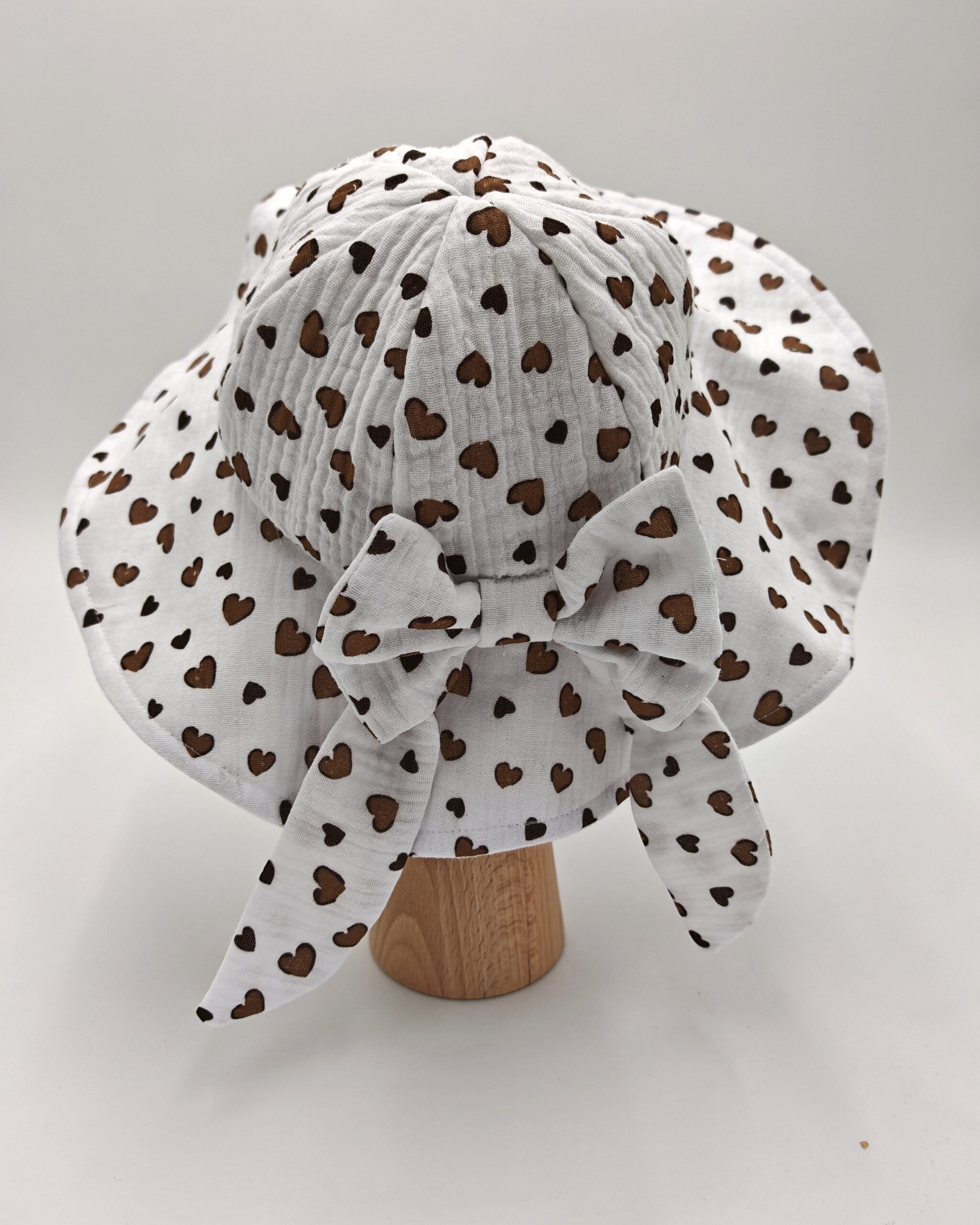 Kapelusz dla dziewczynki muślinowy Beżowe serduszka