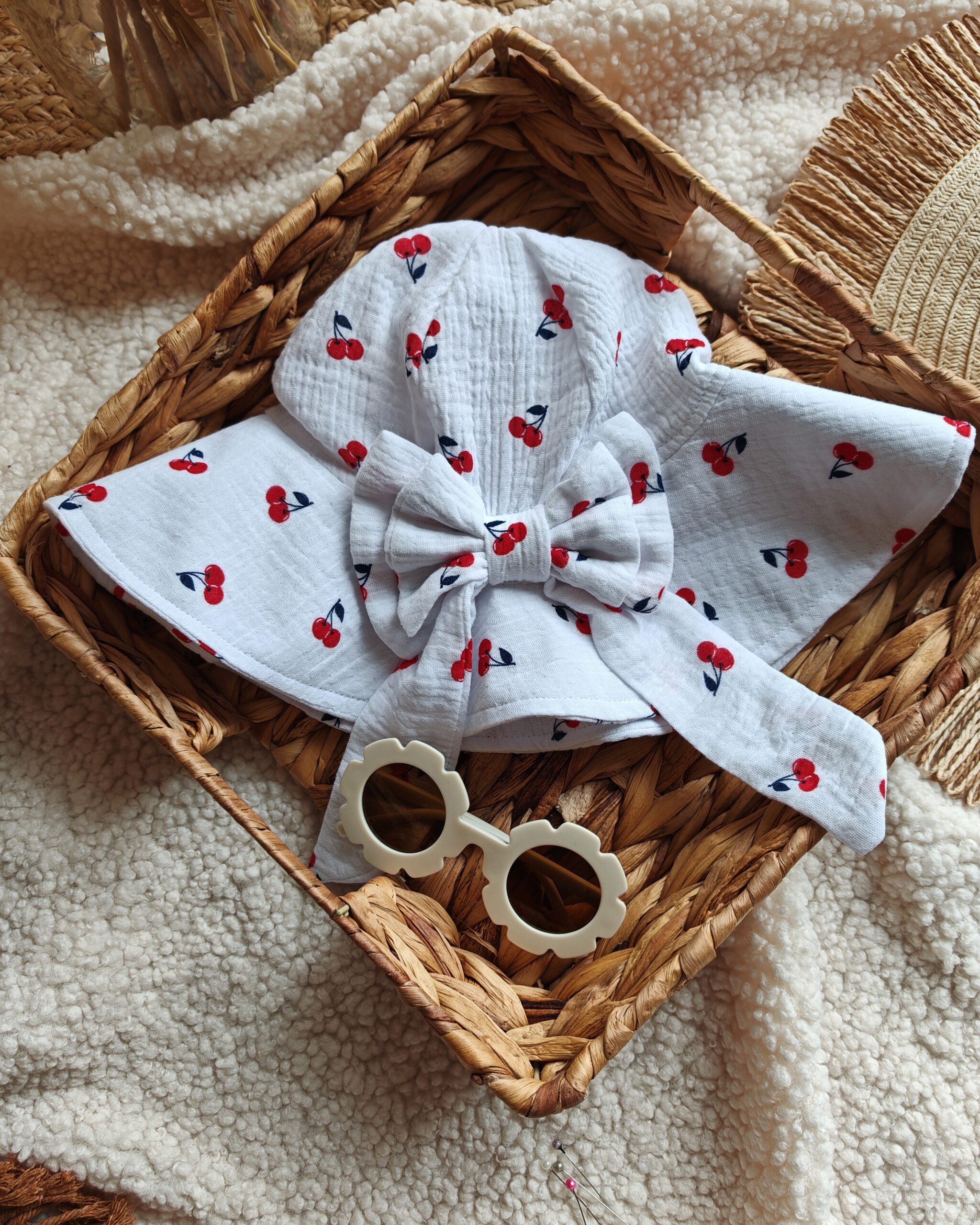 Kapelusz muślinowy dla dziewczynki wisienki