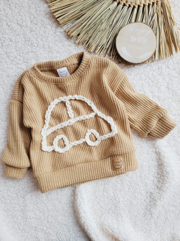 Sweterek dla dziecka z autkiem karmel