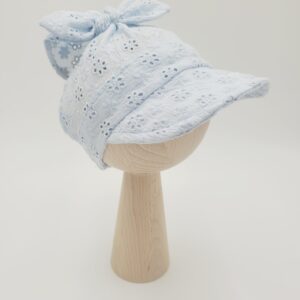 Chusta z daszkiem ażurowa - błękit