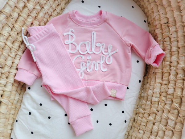 Bluza-z-napisem-Baby-Girl-i-legginsy-prazkowane-dla-dziewczynki-rozowy-scaled-1.jpg