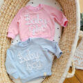 Bluzy-dzieciece-z-napisami-rozowa-i-baby-blue-scaled-1.jpg