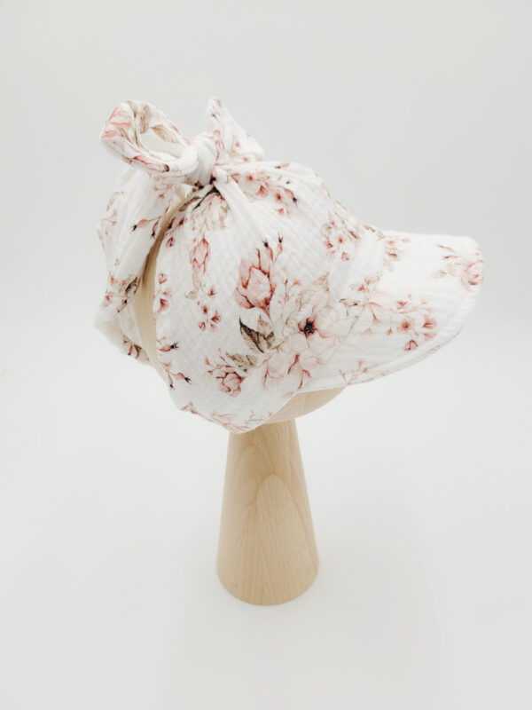 Chusta-z-daszkiem-na-gumce-Rosie-biel-scaled-1.jpg