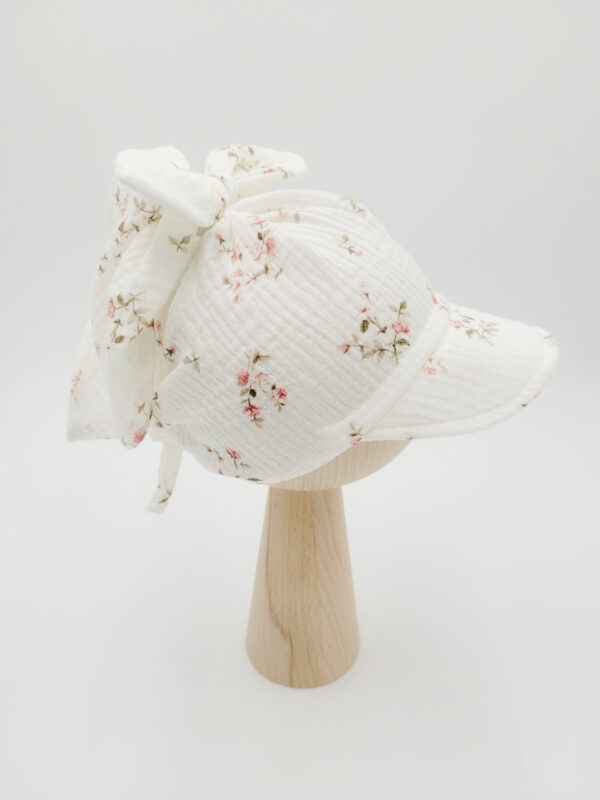 Chusta-z-daszkiem-rozyczki-krem-wiazana-scaled-1.jpg