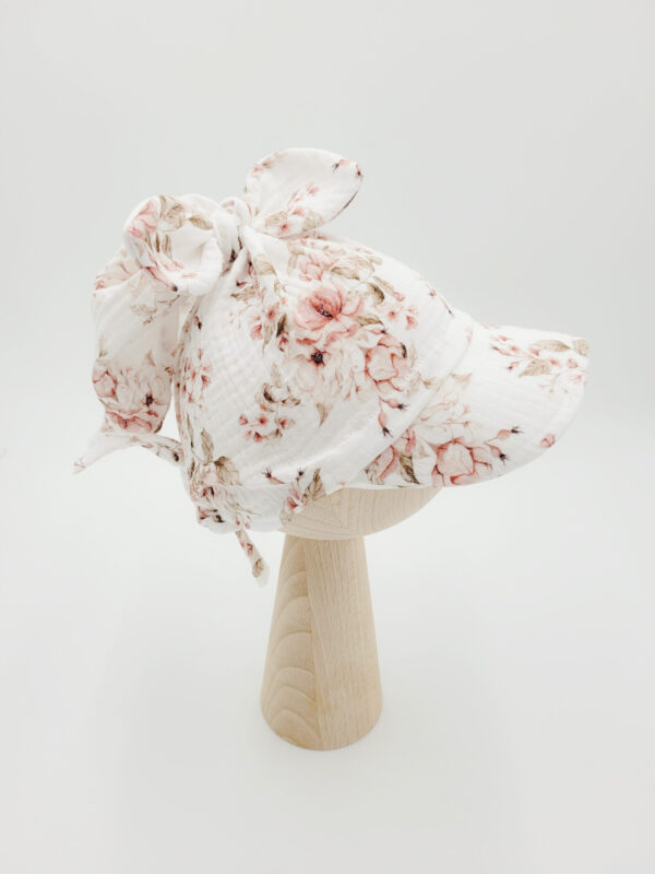 Chusta-z-daszkiem-wiazana-Rosie-biel-scaled-1.jpg