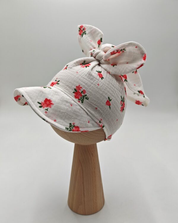 Chustka-z-daszkiem-dla-dziewczynki-Koralowe-kwiaty-scaled-1.jpg