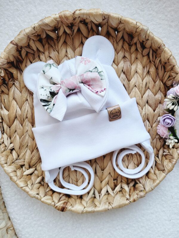 Czapka-dla-dziewczynki-z-koakrda-Bukiety-rozane-biel-scaled-1.jpg