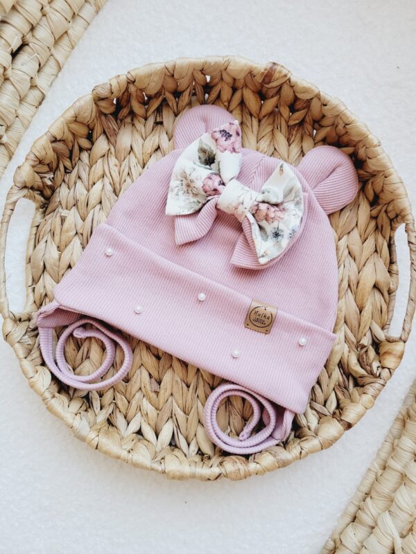 Czapka-dla-dziewczynki-z-kokardka-Purple-Garden-i-perelkami-pastelowy-roz-scaled-1.jpg Czapka-dla-dziewczynki-z-kokardka-Purple-Garden-i-perelkami-pastelowy-roz-scaled-1.jpg