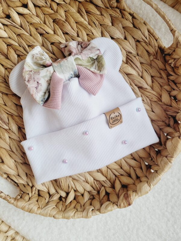 Czapka-dla-dziewczynki-z-kokardka-Purple-garden-i-perelkami-biel-scaled-1.jpg Czapka-dla-dziewczynki-z-kokardka-Purple-garden-i-perelkami-biel-scaled-1.jpg