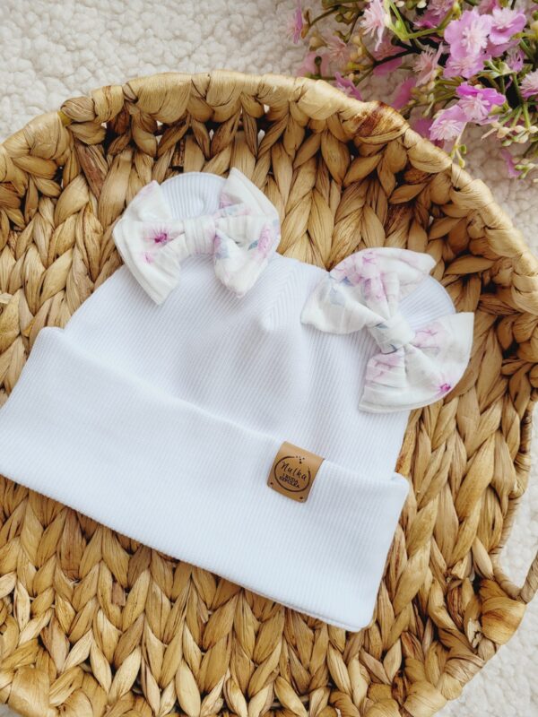 Czapka-dla-dziewczynki-z-kokardkami-Old-Roses-biel-scaled-1.jpg Czapka-dla-dziewczynki-z-kokardkami-Old-Roses-biel-scaled-1.jpg