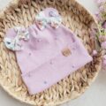 Czapka-dla-dziewczynki-z-kokardkami-Purple-Garden-perelki-pastelowy-roz-scaled-1.jpg