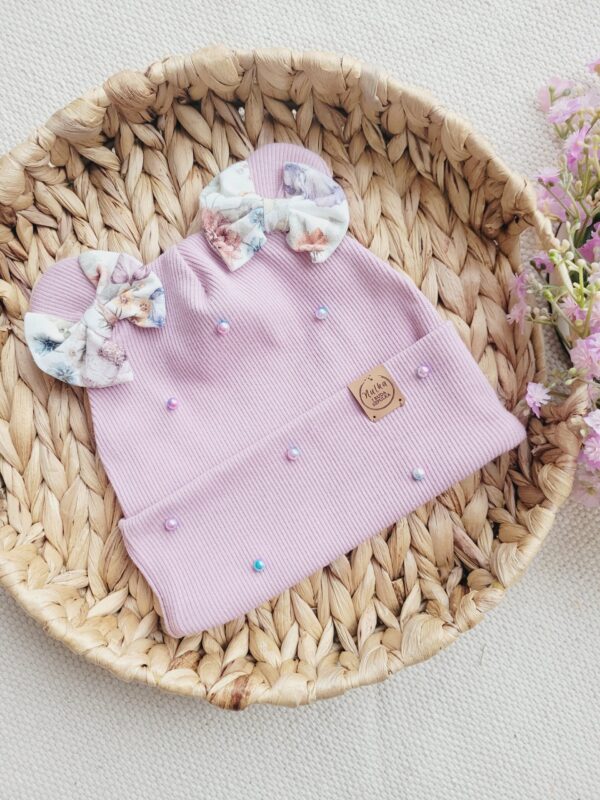 Czapka-dla-dziewczynki-z-kokardkami-Purple-Garden-perelki-pastelowy-roz-scaled-1.jpg