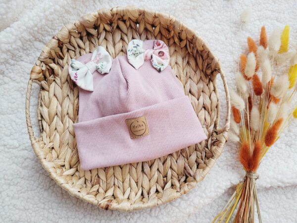 Czapka-dla-dziewczynki-z-uszkami-i-kokardkami-Bukiety-Rozane-pastelowy-roz-scaled-1.jpg