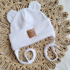 Czapka dziecięca z misiowymi uszkami prążkowana wywijana biel Czapka dziecięca z misiowymi uszkami prążkowana wywijana biel