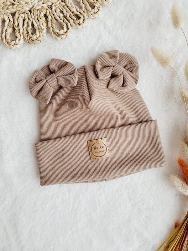 Czapka prążkowana wywiana z kokardkami ciemny beż