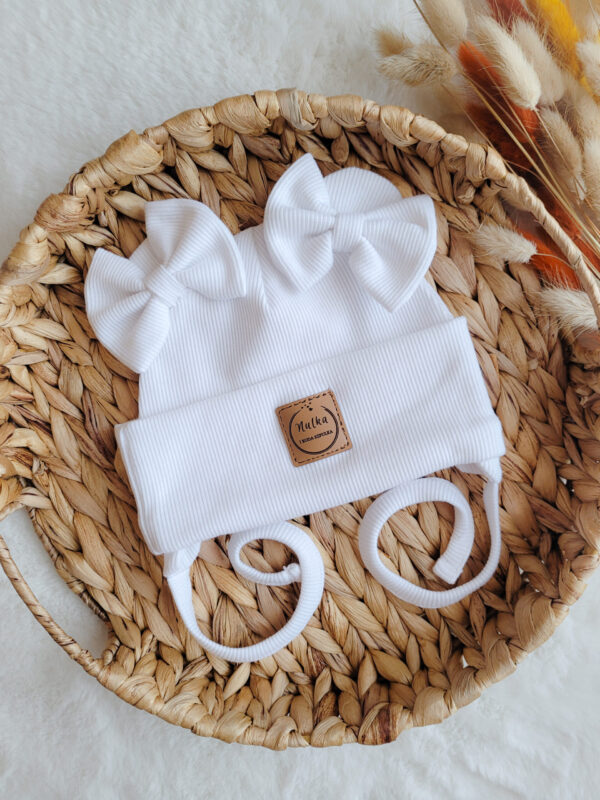 Czapka-prazkowana-z-uszkami-kokardkami-i-wiazaniem-biala-scaled-1.jpg