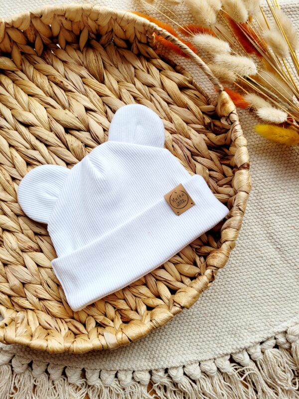 Czapka prążkowana z uszkami wywiana biała Czapka prążkowana z uszkami wywiana biała