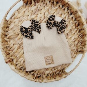 Czapka prążkowana dla dziewczynki z kokardkami Panterka- kolory