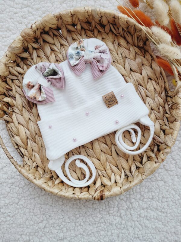 Czapka-wiaana-dla-dziewczynki-z-kokardkami-Purple-Garden-ecruperelki-scaled-1.jpg