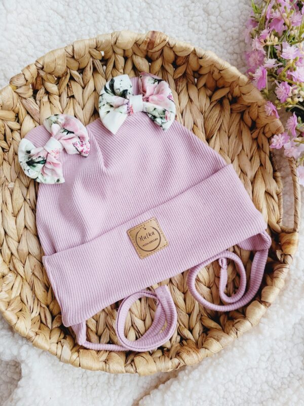 Czapka-wiazana-dla-dziewczynki-Bukiety-rozane-pastelowy-roz-scaled-1.jpg