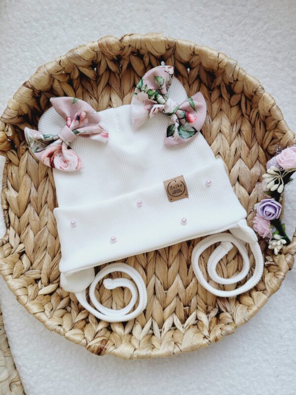 Czapka-wiazana-dla-dziewczynki-Malowane-roze-ecru-perelki-scaled-1.jpg