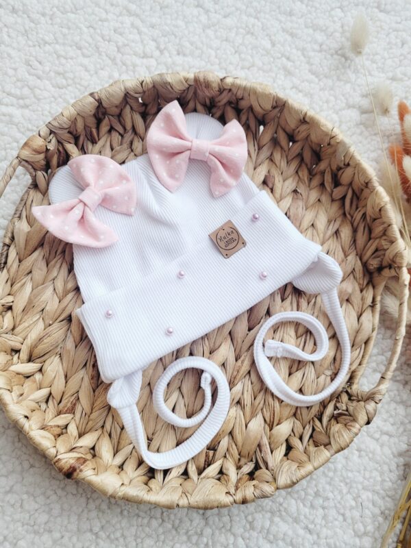 Czapka-wiazana-dla-dziewczynki-bialy-maczek-pastel-perelki-scaled-1.jpg