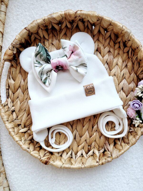 Czapka-wiazana-dla-dziewczynki-z-kokardka-In-Garden-biel-scaled-1.jpg