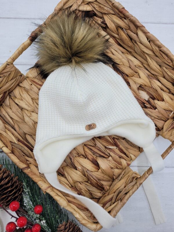 Czapka-wiazana-ecru-z-pomponem-miod-braz-scaled-1.jpg