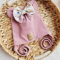 Czapka wiązana prosta dla dziewczynki z misiowymi uszkami i kokardą Purple Garden brudny róż