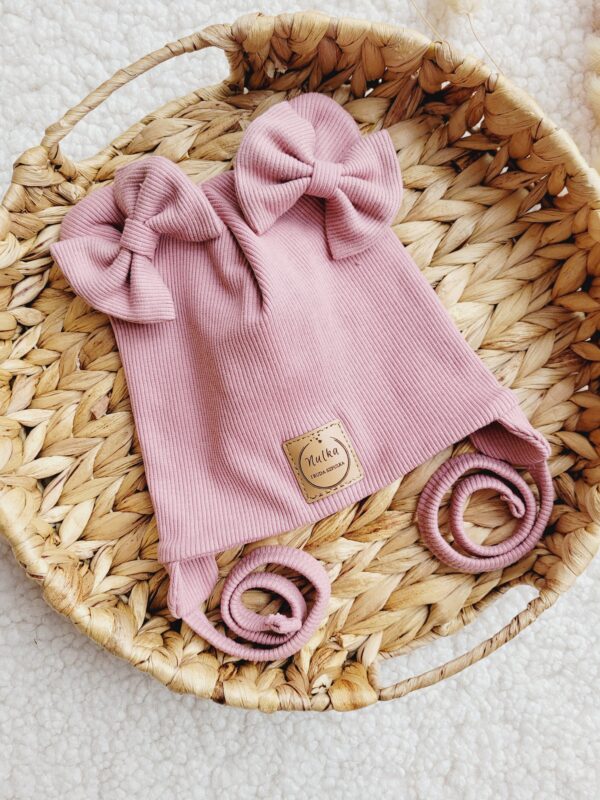 Czapka wiązana prosta z kokardkami brudny róż