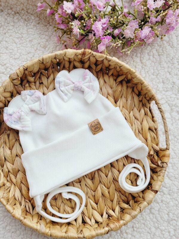 Czapka-wiazana-z-kokardkami-Old-Roses-biel-scaled-1.jpg Czapka-wiazana-z-kokardkami-Old-Roses-biel-scaled-1.jpg