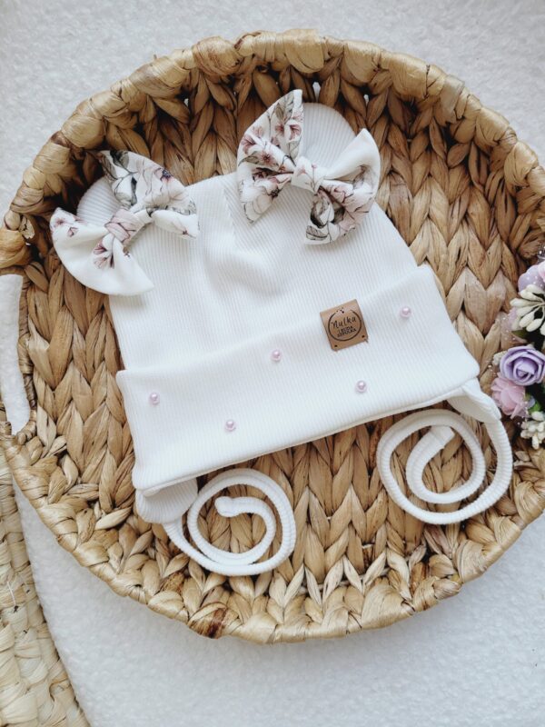 Czapka-wiazana-z-perelkami-i-kokardkami-Rosie-ecru-scaled-1.jpg