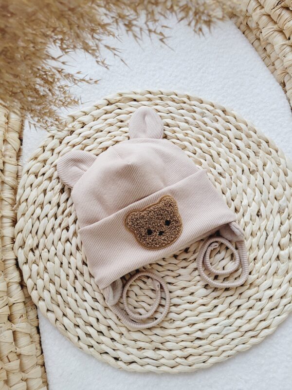 Czapka wiązana z uszkami i misiem jasny beż