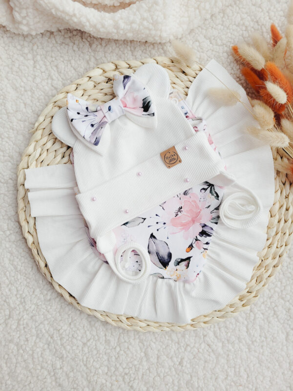 Czapka-z-kokarda-i-perelkami-chusta-z-falbanka-pastelowe-roze-biel-scaled-1.jpg