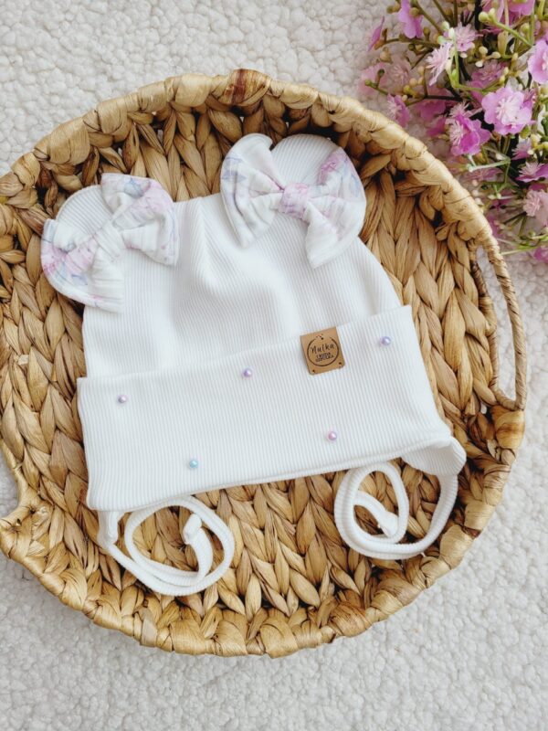 Czapka-z-kokardkami-Old-roses-perelki-biel-scaled-1.jpg Czapka-z-kokardkami-Old-roses-perelki-biel-scaled-1.jpg