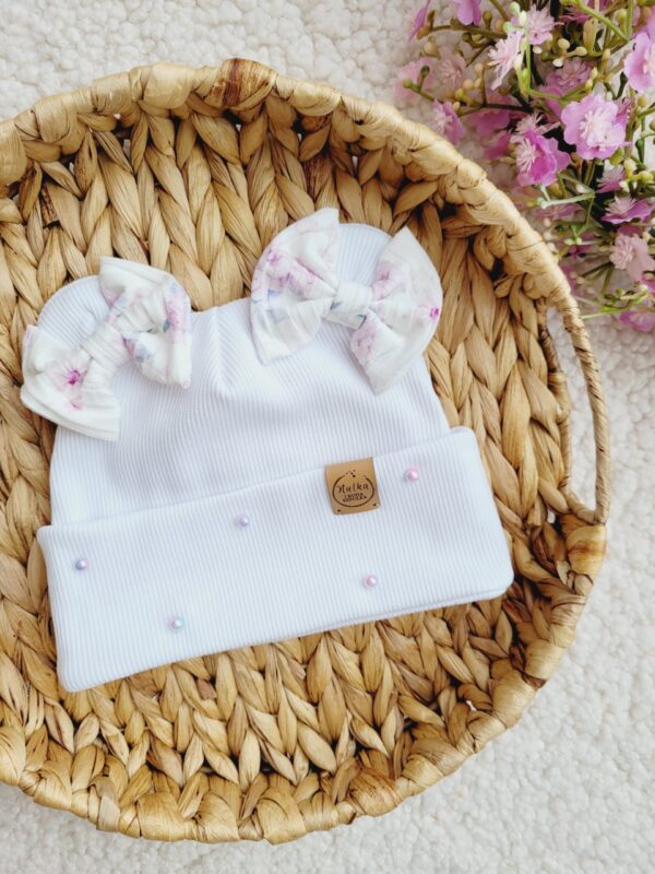 Czapka-z-kokardkami-i-perelkami-Old-Roses-biel-scaled-1.jpg Czapka-z-kokardkami-i-perelkami-Old-Roses-biel-scaled-1.jpg