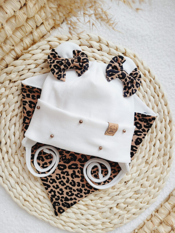 Czapka-z-perelkami-i-chusta-ecru-panterka-scaled-1.jpg