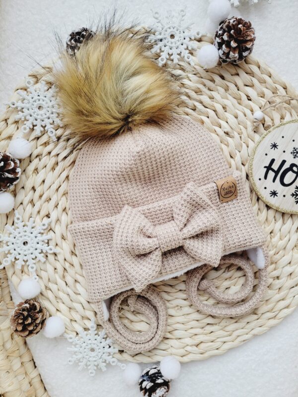 Czapka-zimowa-bez-dla-dziewczynki-pompon-miod-braz-scaled-1.jpg
