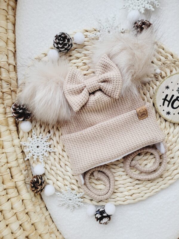 Czapka-zimowa-bez-dla-dziewczynki-pompony-bez-palony-jasny-scaled-1.jpg