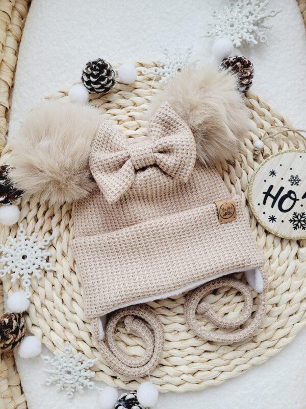 Czapka-zimowa-bez-dla-dziewczynki-pompony-bezowe-scaled-1.jpg