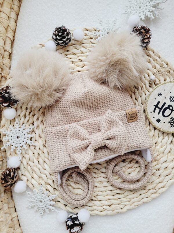Czapka-zimowa-bez-dla-dziewczynki-pompony-bezowe-scaled-2.jpg