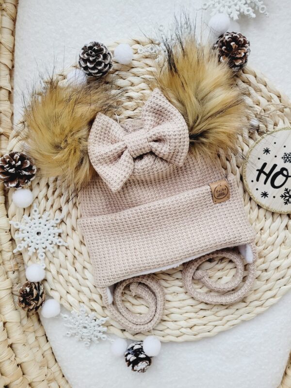 Czapka-zimowa-bez-dla-dziewczynki-pompony-miod-braz-scaled-1.jpg